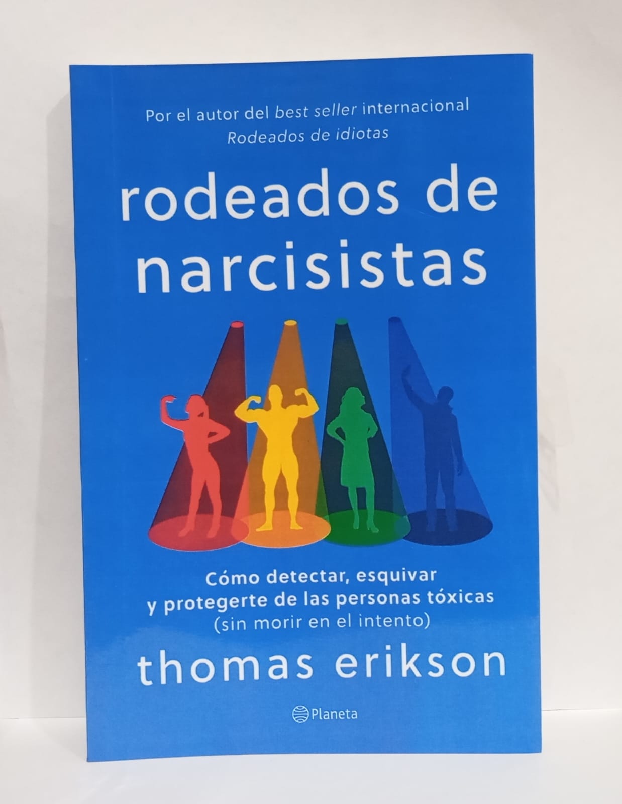 RODEADO DE NARCISISTAS